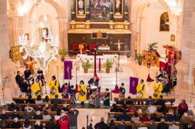 Cuadrilla de tambores tocando el tambor en el acto del Pregón de la Semana Santa de Tobarra 2019 en la Iglesia de la Asunción
