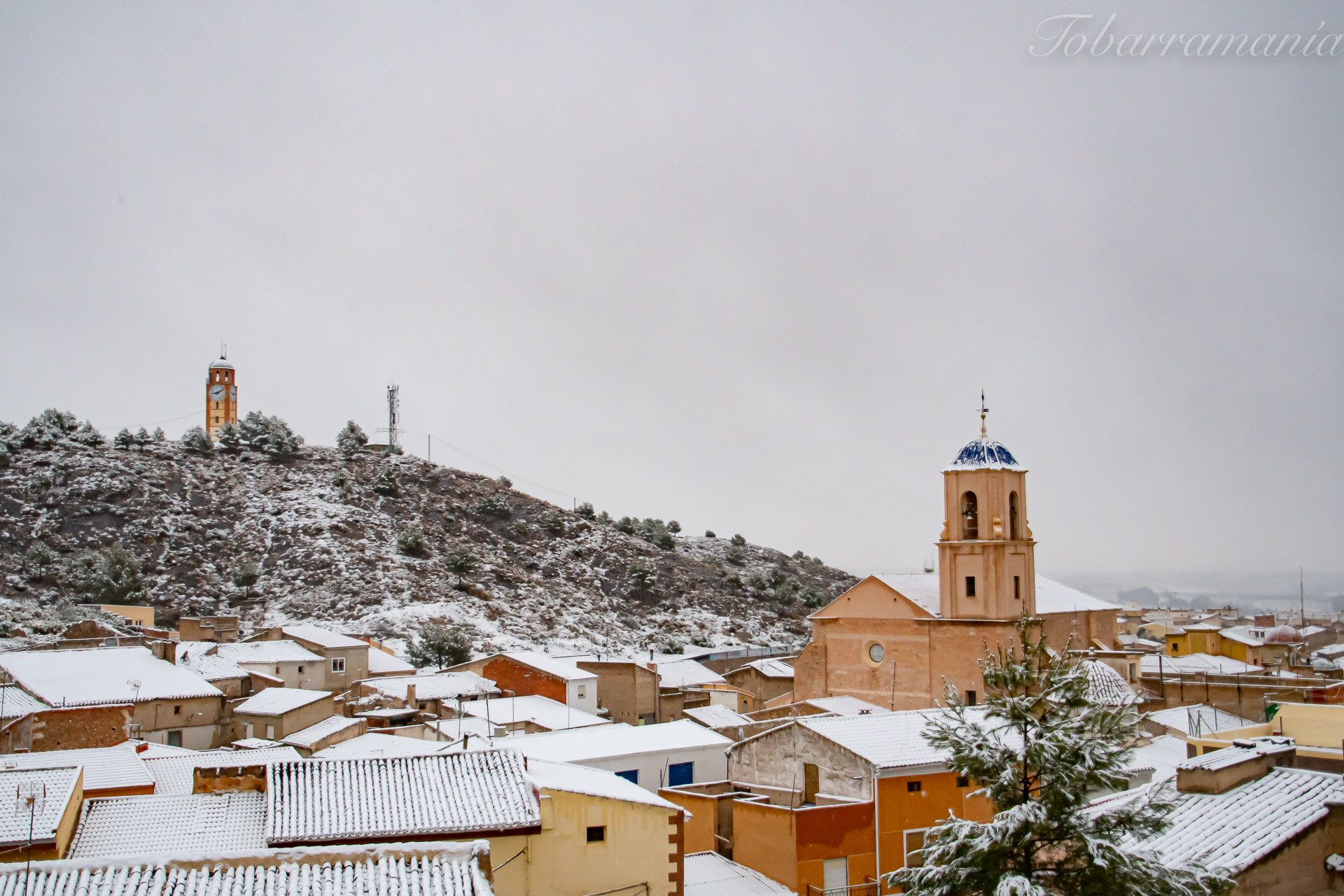 Vista parcial de Tobarra nevada. Iglesia de la Asunción y Reloj de la Villa