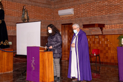 Lectura de la primera estacion del via crucis de la Procesión del Silencio 2021 en Tobarra Iglesia de San Roque