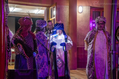 Lectura del comunicado de los Reyes Magos en la puerta de la Casa de la Cultura de Tobarra