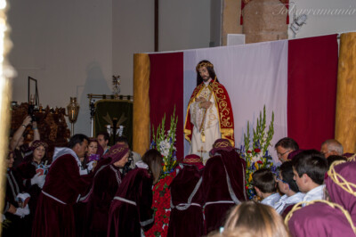 Cofrades del Ecce Homo colocan el emblema de la hermandad a los pies de la Imagen. Semana Santa de Tobarra. Lunes Santo 2015