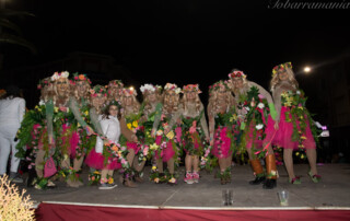 Grupo de personas disfrazados de espantapájaros subidos a un escenario en el Carnaval de Tobarra 2023. Disfraz ganador del primer premio de grupos