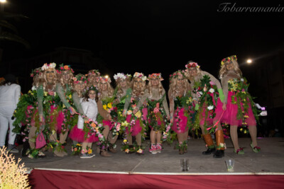 Grupo de personas disfrazados de espantapájaros subidos a un escenario en el Carnaval de Tobarra 2023. Disfraz ganador del primer premio de grupos