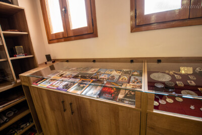 Vitrina expositora con parte del Archivo de la Federación de Cofradías de Semana Santa de Tobarra