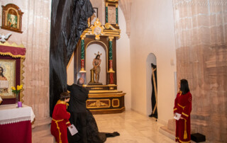 Momento en que se descubre el nuevo retablo del Cristo de la Columna en la Iglesia de la Asunción de Tobarra.