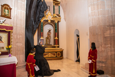 Momento en que se descubre el nuevo retablo del Cristo de la Columna en la Iglesia de la Asunción de Tobarra.