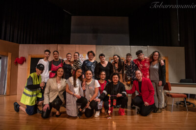 elenco de la obra de teatro "lo que pasa en la agencia se queda en la agencia" sobre el escenario de la Casa de la Cultura de Tobarra