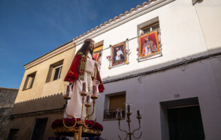 Imagen del Ecce Homo delante de una fachada engalonada para el Via Crucis de 2022. Tobarra