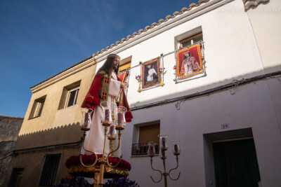 Imagen del Ecce Homo delante de una fachada engalonada para el Via Crucis de 2022. Tobarra
