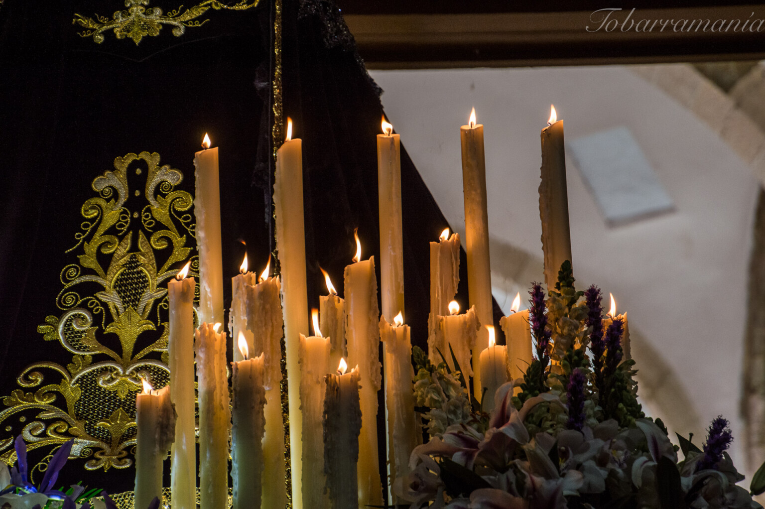 Velas en un trono en la Procesión el Entierro de la Semana Santa de Tobarra. Año 2015