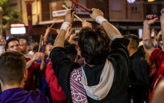 Tamborileros de Tobarra tocando los palillos con las manos levantadas en el Cierre del Tambor de 2022. Semana Santa de Tobarra