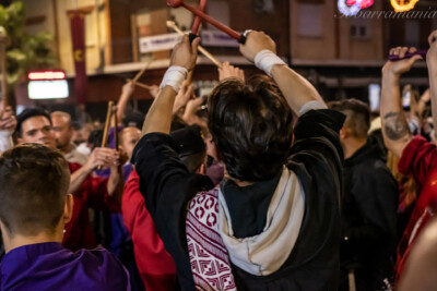 Tamborileros de Tobarra tocando los palillos con las manos levantadas en el Cierre del Tambor de 2022. Semana Santa de Tobarra