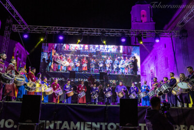 Los tamborileros de la Delegación Oficial de Tobarra tocando el tambor en el escenario del Acto Central de Exaltación en la Exaltación del Tambor de Tobarra 2023. Tamborada nacional. Plaza de España de Tobarra