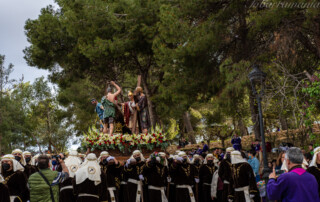 Trono e imágenes de la Caída de Jesús (Paso Gordo) bajando por la cuesta de la Encarnación en Tobarra, Jueves Santo 2022. Semana Santa