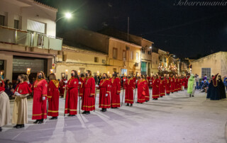 Cofrades del Cristo de la Agonía desfilando por la Calle de las Columnas el Jueves Santo de 2022. Semana Santa de Tobarra