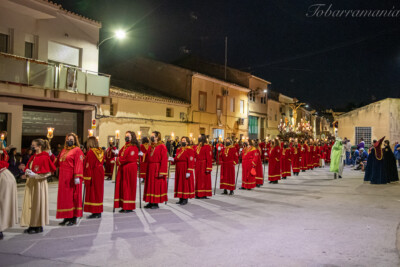 Cofrades del Cristo de la Agonía desfilando por la Calle de las Columnas el Jueves Santo de 2022. Semana Santa de Tobarra