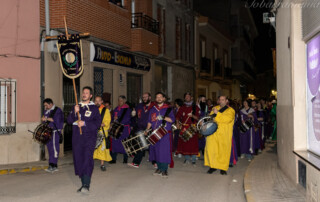 Tamborileros de Tobarra tocando el tambor en la Marcha Homenaje al tambor sábado santo 2022 semana santa