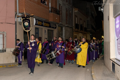Tamborileros de Tobarra tocando el tambor en la Marcha Homenaje al tambor sábado santo 2022 semana santa