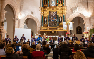 Tamborileros tocando el tambor en el interior de la Iglesia de la Asunción de Tobarra en el acto del Pregón de Semana Santa 2022 a cargo de Sebastián Sánchez García