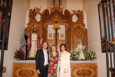Francisco José Martínez Palencia, autor del retablo de la Santa Cruz, Mila Jiménez, Presidenta de la Hermandad, y Conce González autora de los trabajos de encaje de bolillos del retablo delante del retablo de la Santa Cruz en la Iglesia de la Asunción de Tobarra