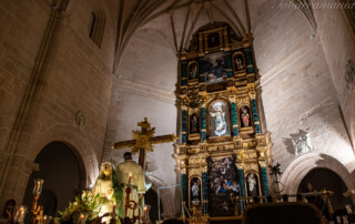 Acto de elevación de la Santa cruz en el interior de la iglesia de la Asunción de Tobarra