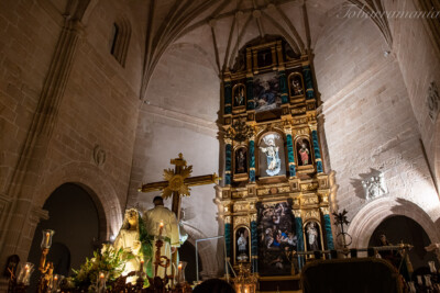 Acto de elevación de la Santa cruz en el interior de la iglesia de la Asunción de Tobarra