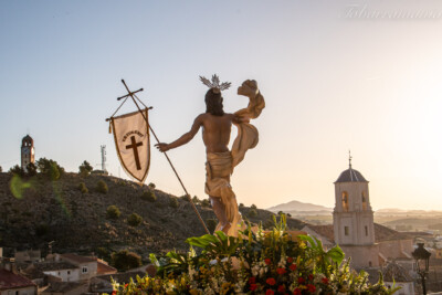Cristo Resucitado bajando de la Encarnación en Tobarra, de fondo torre del Reloj de la Villa y torre de la iglesia de la Asunción. Amanecer del Domingo de Resurrección. Semana Santa de Tobarra
