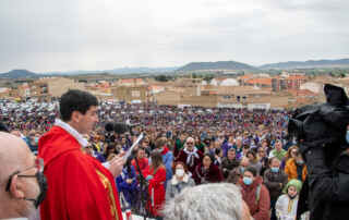 El párroco tobarreño José Joaquín Martínez Ramón echando el Sermón en el Monte Calvario de Tobarra el Viernes Santo de 2022 ante un monte lleno de gente