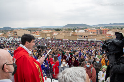 El párroco tobarreño José Joaquín Martínez Ramón echando el Sermón en el Monte Calvario de Tobarra el Viernes Santo de 2022 ante un monte lleno de gente