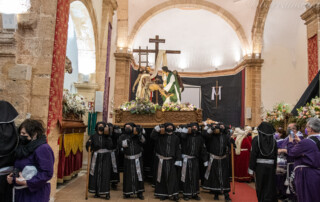 Trono y paso del Descendimiento dentro del Convento Franciscano de San José en la Procesión del Entierro Viernes Santo por la noche Semana Santa Tobarra