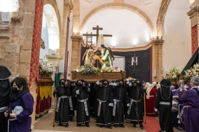 Trono y paso del Descendimiento dentro del Convento Franciscano de San José en la Procesión del Entierro Viernes Santo por la noche Semana Santa Tobarra