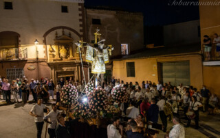 Trono e imagen del Cristo de la Antigua de Tobarra a la llegada a la Placeta de Correos, al fondo una casa blasonada. Fiestas del Cristo 2022