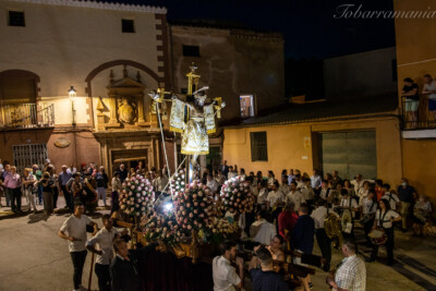 Trono e imagen del Cristo de la Antigua de Tobarra a la llegada a la Placeta de Correos, al fondo una casa blasonada. Fiestas del Cristo 2022