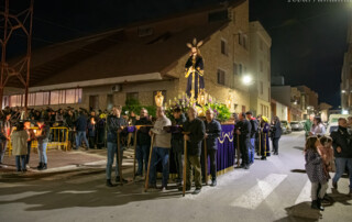 Trono del Señor del Prendimiento de Tobarra en la procesión del silencio 2023 a su paso por la Iglesia de San Roque