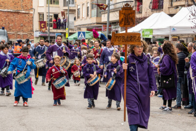 Tamborileros de Tobarra en el desfile oficial de la exaltación del tambor de 2023
