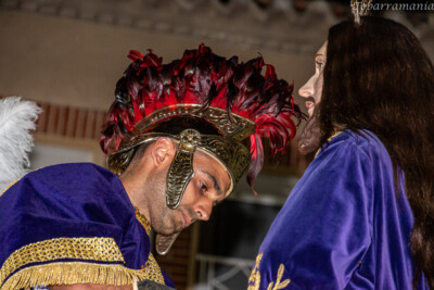 Un tobarrreño ataviado de Soldado Romano ata las manos a Jesús del Paso del Prendimiento en el acto del Prendimiento el Miércoles Santo de 2023. Semana Santa de Tobarra