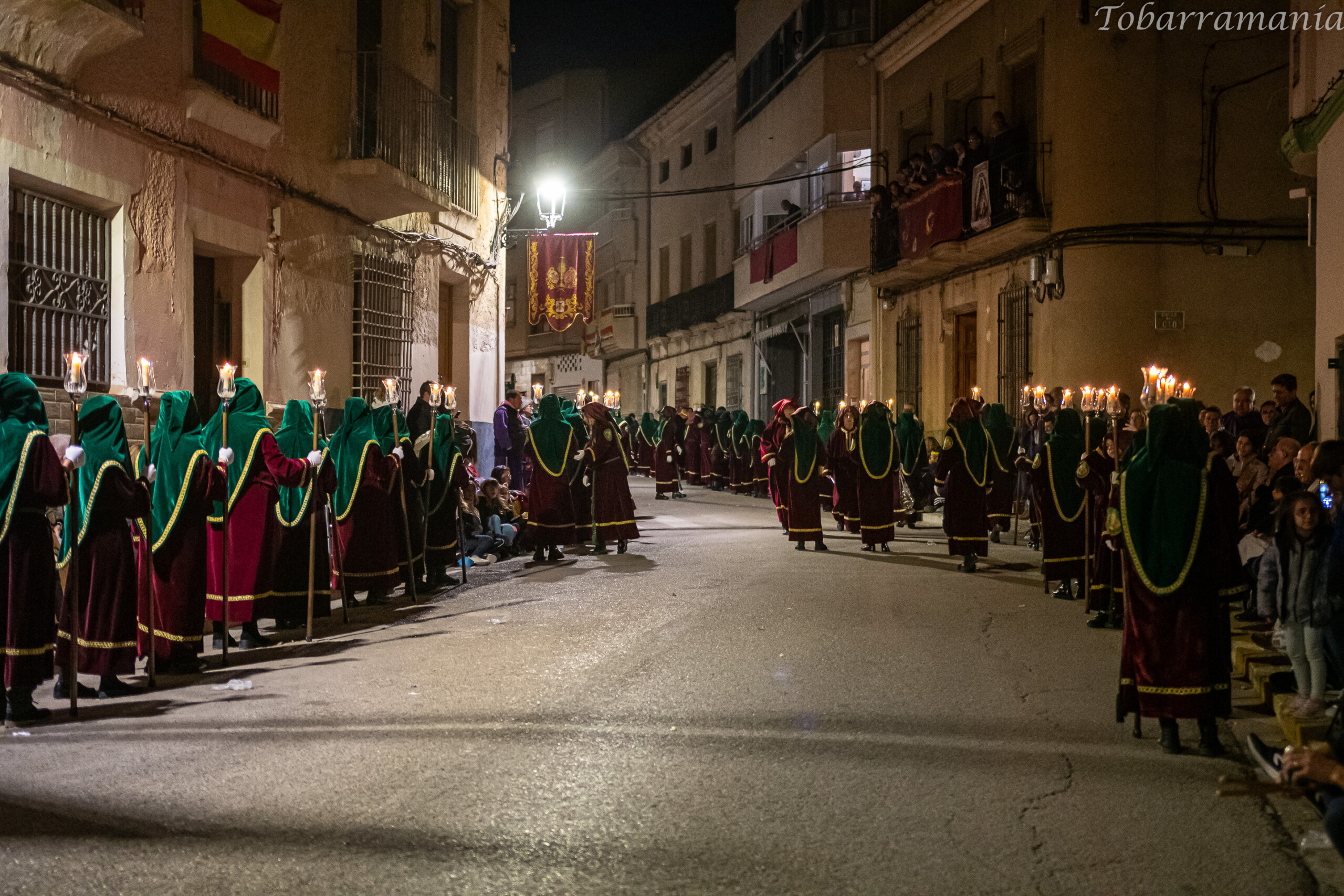 Nazarenos de la hermandad de la Magdalena desfilando por la calle mayor de Tobarra en la noche de Jueves Santo. Semana Santa de 2023