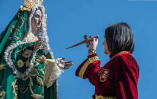 Una devota de la Hermandad de la Virgen de los Dolores, le quita el puñal a la Virgen en la Mañana de Domingo de Resurrección en 2023 en Tobarra. Semana Santa de Tobarra 2023