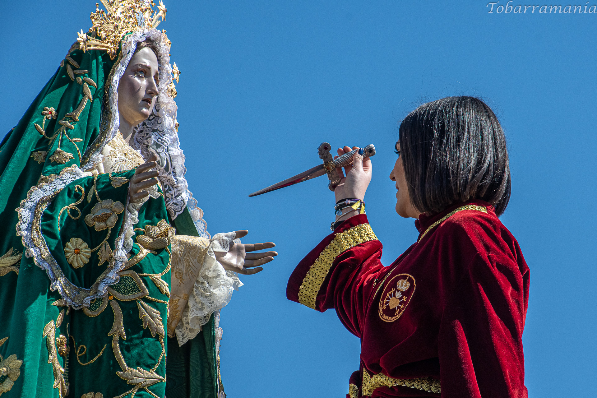 Una devota de la Hermandad de la Virgen de los Dolores, le quita el puñal a la Virgen en la Mañana de Domingo de Resurrección en 2023 en Tobarra. Semana Santa de Tobarra 2023