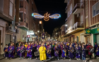 La Marcha Homenaje al Tambor desfila por la Calle Reina Sofía tras un pequeño estandarte. Sábado Santo 2023 Tobarra.