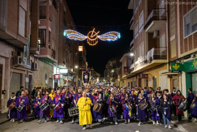 La Marcha Homenaje al Tambor desfila por la Calle Reina Sofía tras un pequeño estandarte. Sábado Santo 2023 Tobarra.