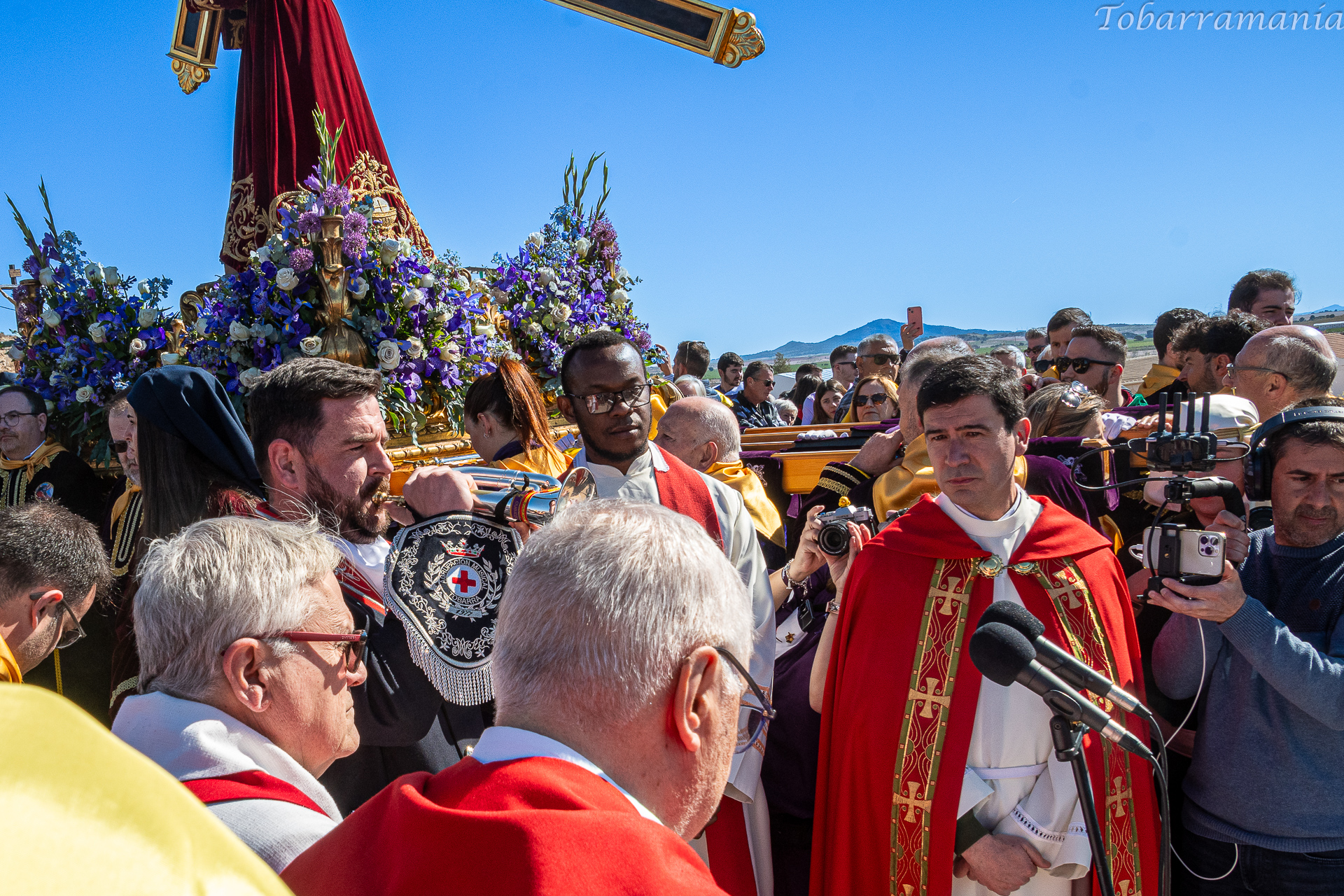 Un cornetin toca silencio en la cima del monte Calvario de Tobarra en la mañana de viernes santo de 2023. La Bendición de Nuestro Padre Jesús está a punto de comenzar.