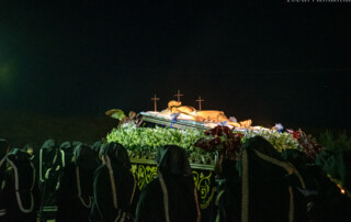 El santo sepulcro sube a la Cima del Calvario de Tobarra para que se lleve a cabo el acto del Entierro, Tras él se ven las tres cruces que hay en el monte. Viernes Santo por la noche. Semana Santa de Tobarra
