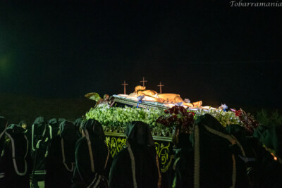 El santo sepulcro sube a la Cima del Calvario de Tobarra para que se lleve a cabo el acto del Entierro, Tras él se ven las tres cruces que hay en el monte. Viernes Santo por la noche. Semana Santa de Tobarra