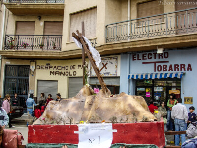 Cruz de mayo elaborada por niños y niñas en Tobarra, concurso año 2006