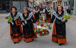 mujeres ataviadas con el traje de tobarreña en la ofrenda de flores a la Virgen de la Encarnación de Tobarra año 2022