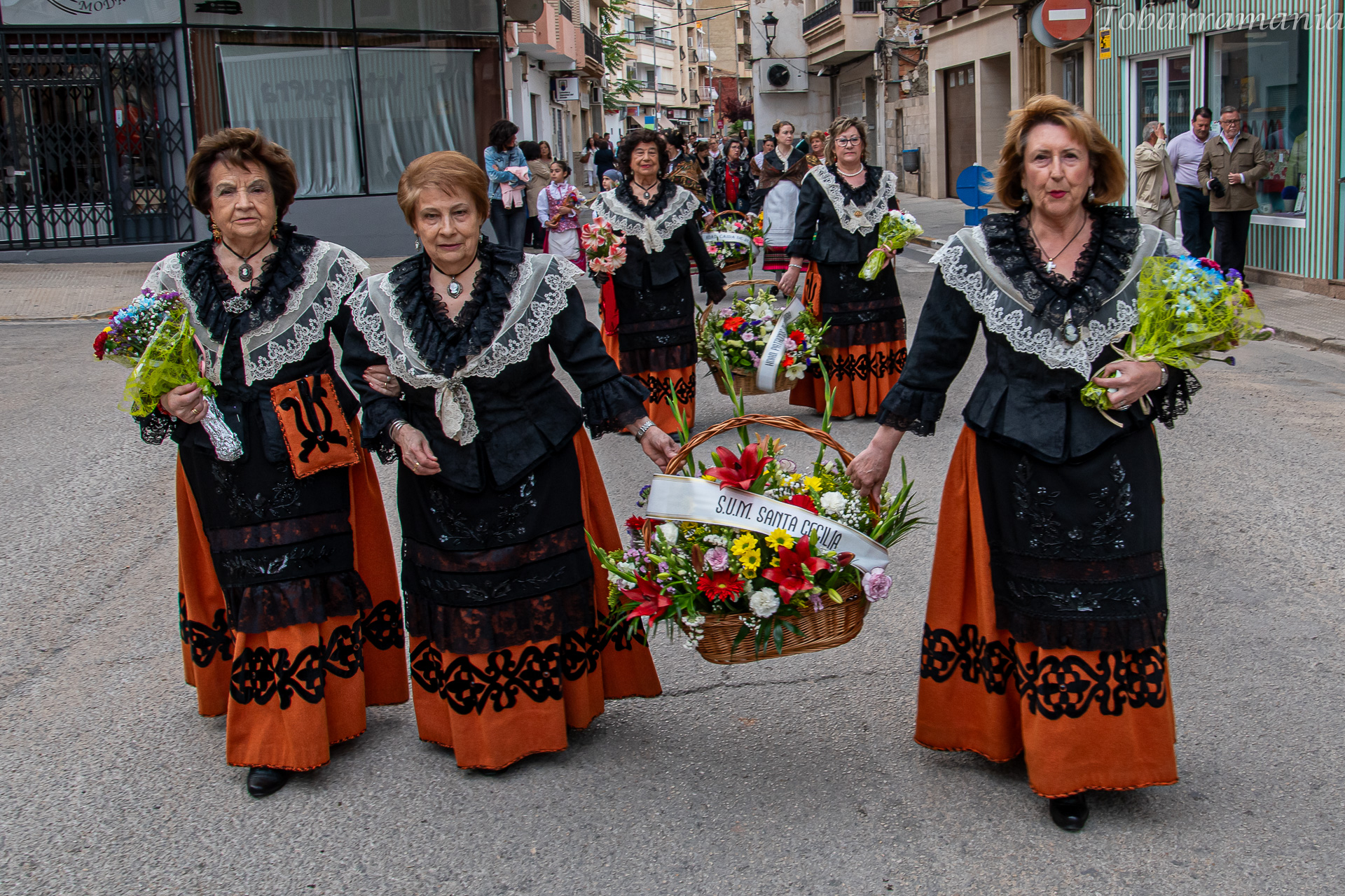 mujeres ataviadas con el traje de tobarreña en la ofrenda de flores a la Virgen de la Encarnación de Tobarra año 2022