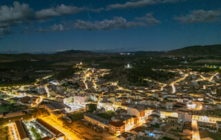 vista nocturna de Tobarra con el cometa Tshuchinshan-Atlas