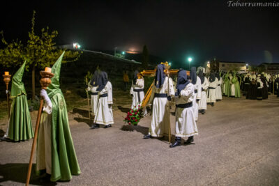 hermanos de la Santa Cruz desfilando en la Procesión del Recuerdo año 2024 Semana Santa de Tobarra