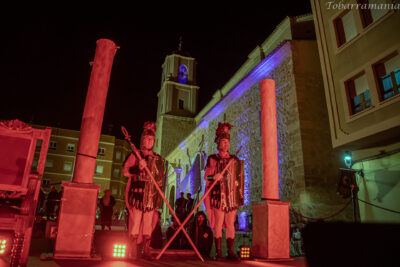 Soldados romanos en el escenario colocado en la plaza de españa de Tobarra el miércoles Santo para el acto del Prendimiento